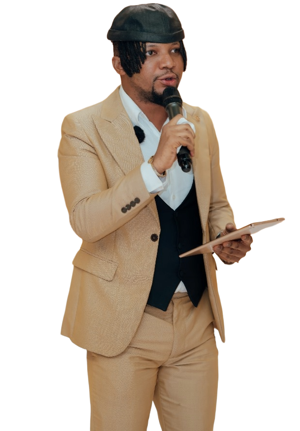 Anthony Lutambwe tenant un micro pendant une cérémonie